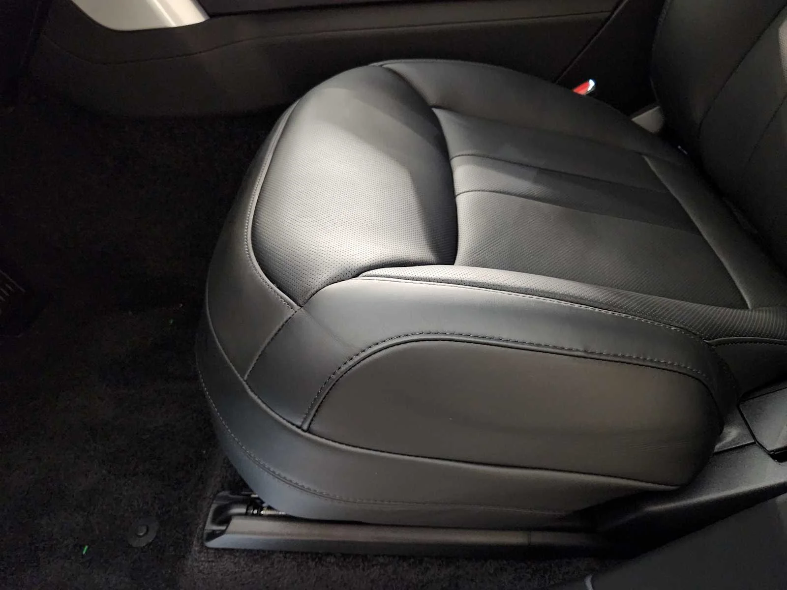 New 2026 Santorini Black Metallic Land Rover SE - P530 LWB 7 Seat image 38