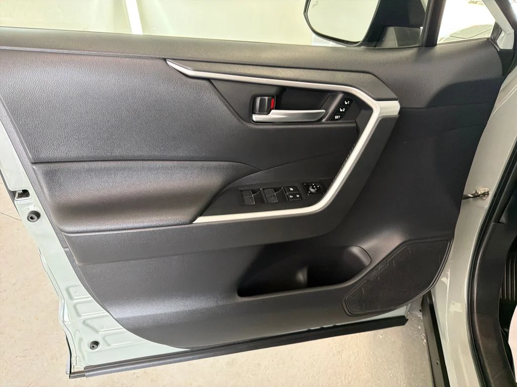 Used 2022  Toyota XLE Premium image 12