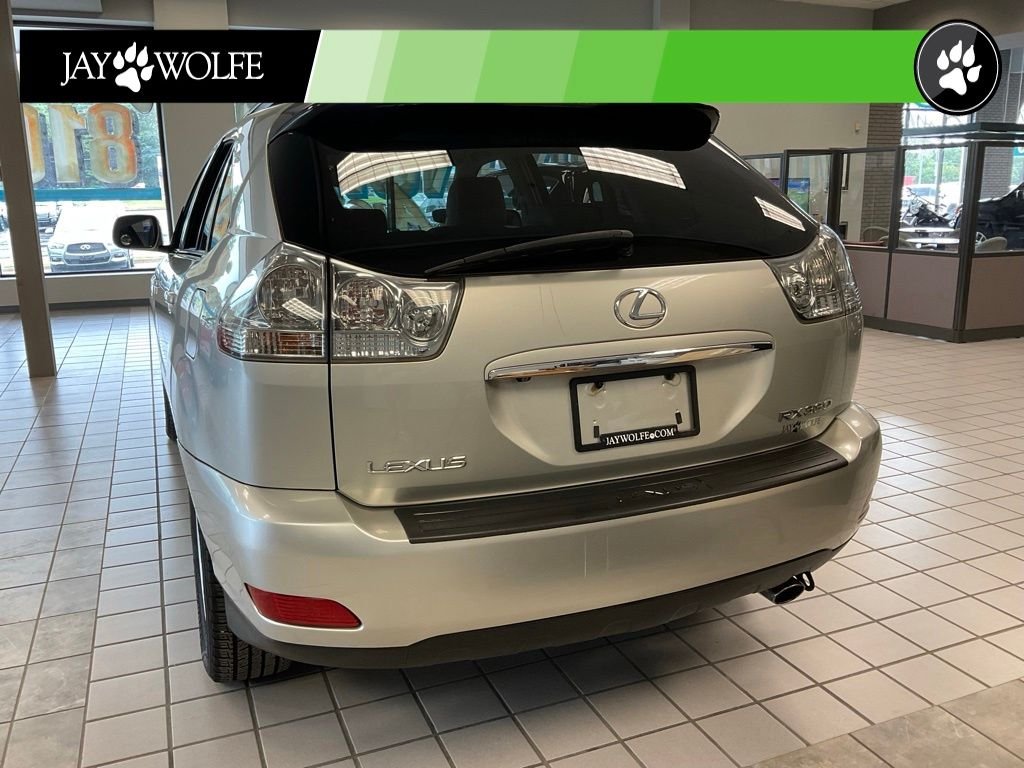 Used 2005  Lexus 330 image 5