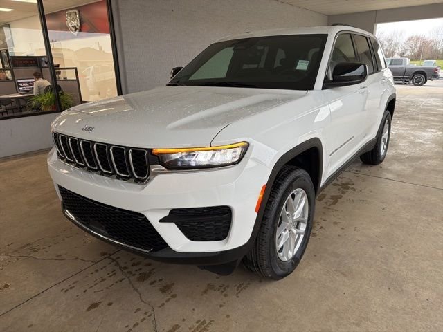 New 2026 Bright White Clear-Coat Exterior Paint Jeep Laredo X image 2