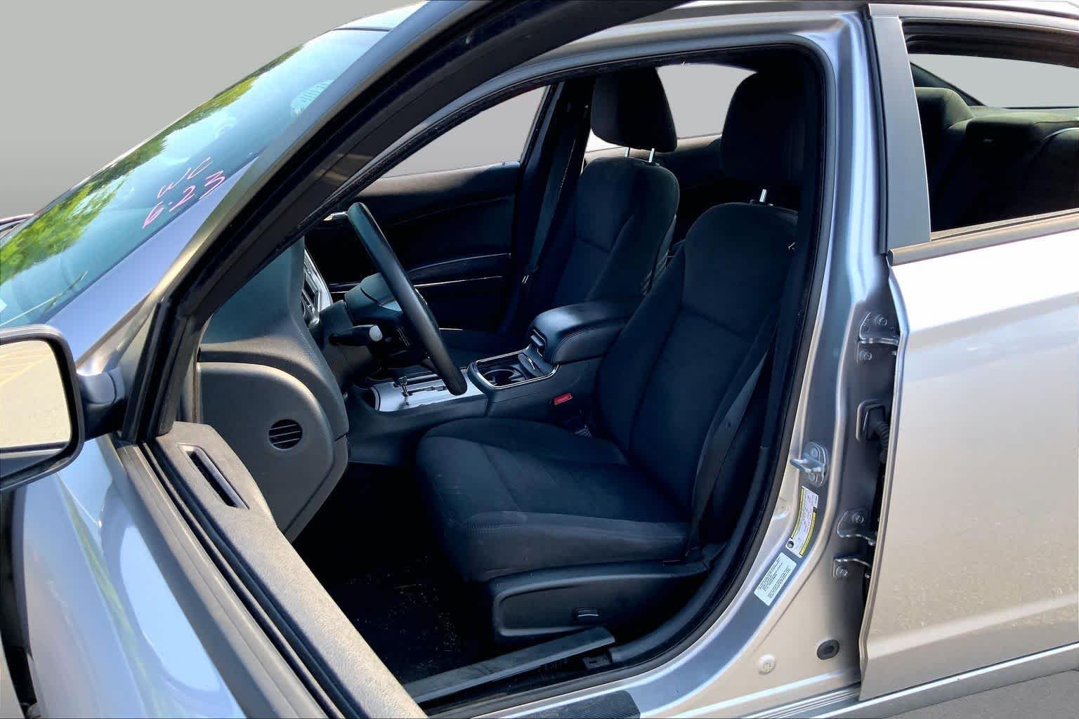 Used 2014 Billet Silver Metallic Clearcoat Dodge SE image 8