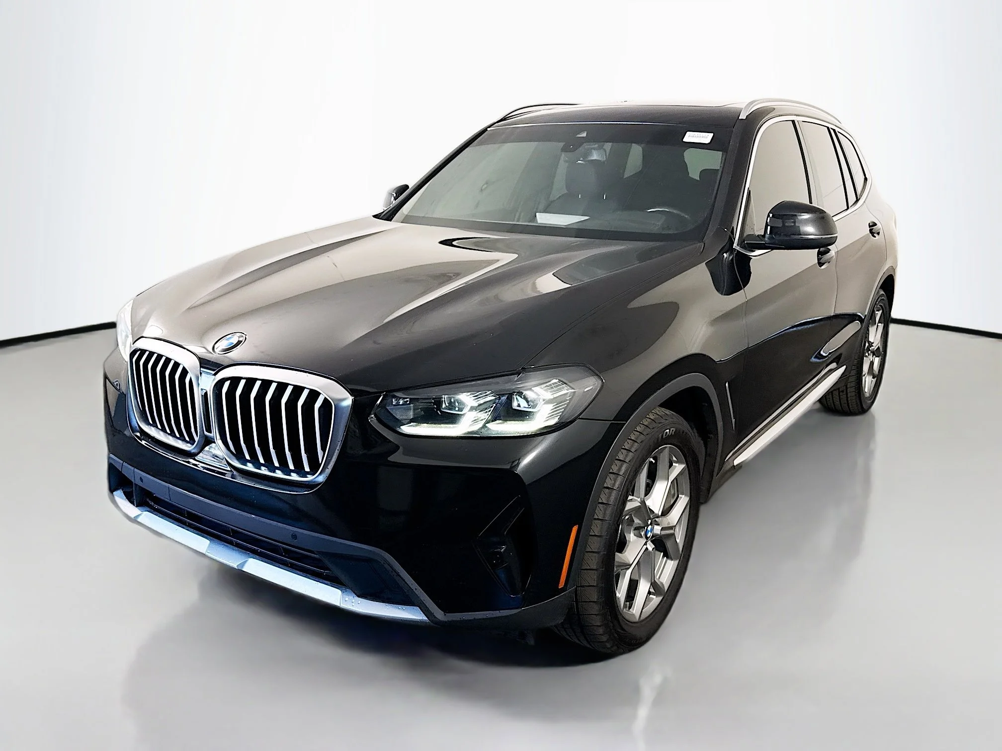 Used 2022 Black Sapphire Metallic BMW sDrive30i image 3