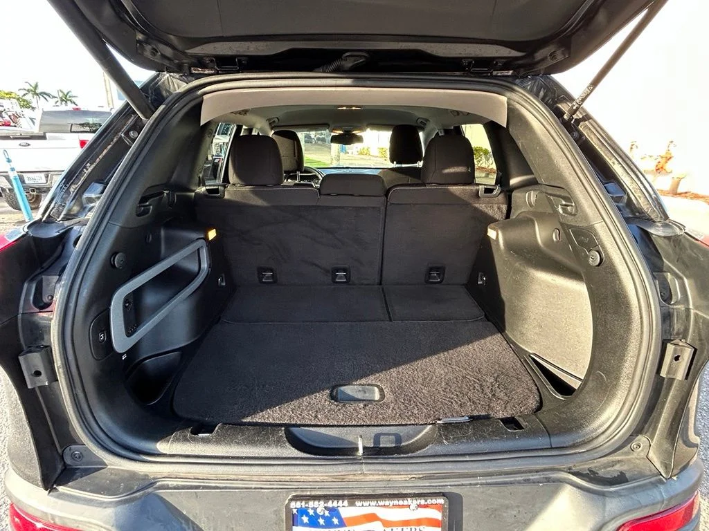 Used 2015 Brilliant Black Crystal Pearlcoat Jeep Latitude image 29
