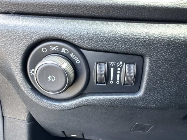Used 2025 White Chrysler Select image 41