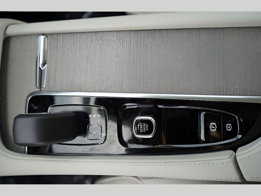 2025 Volvo XC90 Plus - Photo 17