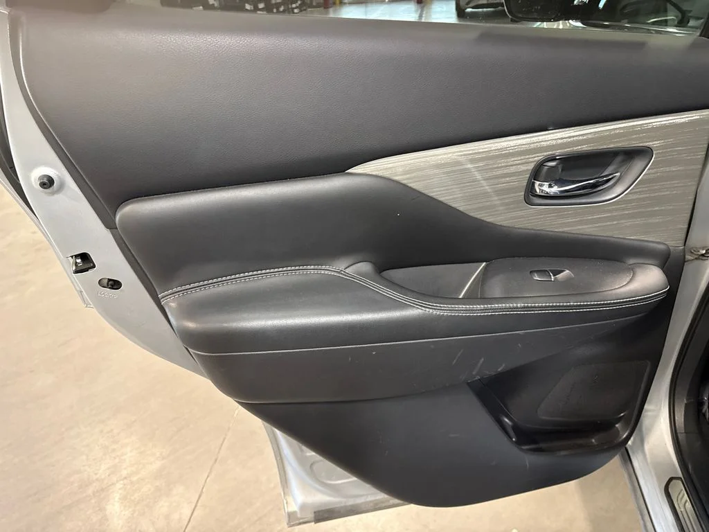 Used 2015 Silver Nissan SL image 13