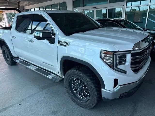 Used 2023 White Frost Tricoat GMC SLT image 5