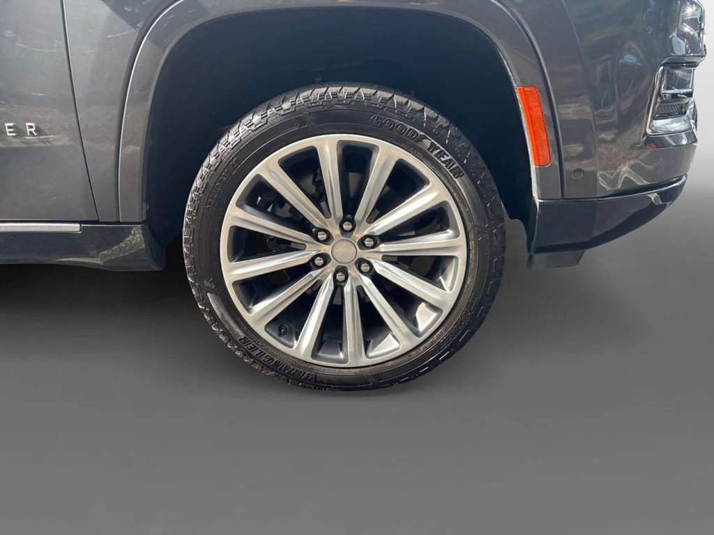 Used 2023 Gray Jeep Base image 17