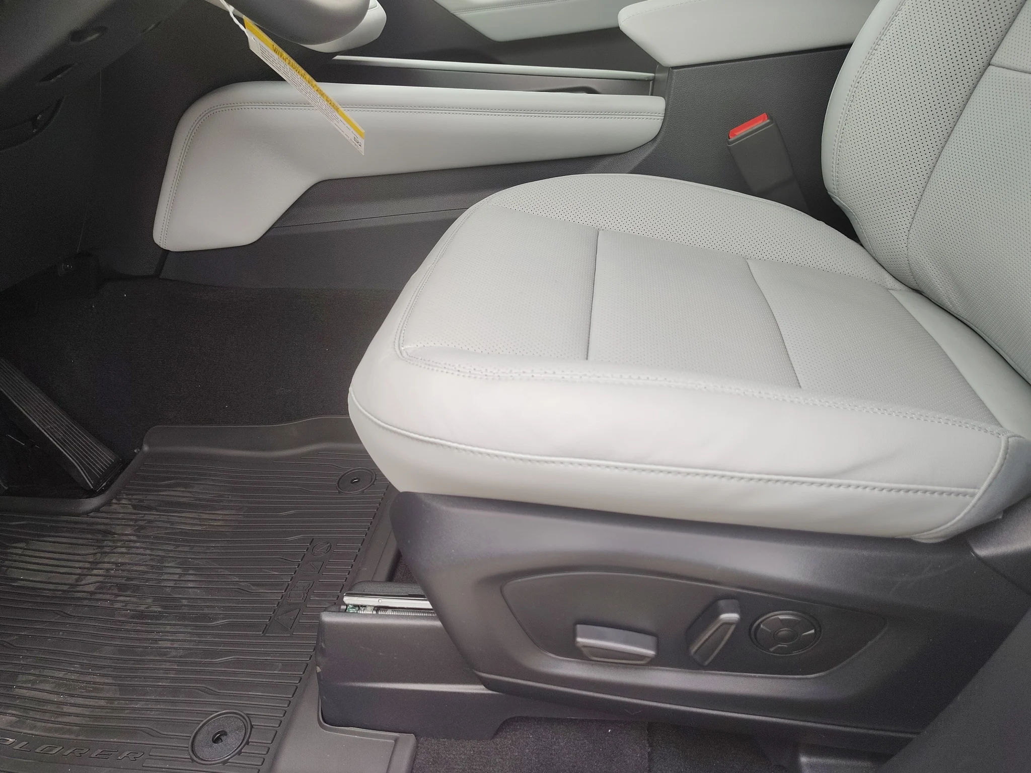 New 2027 Star White Metallic Tri-Coat Ford Platinum™ image 11