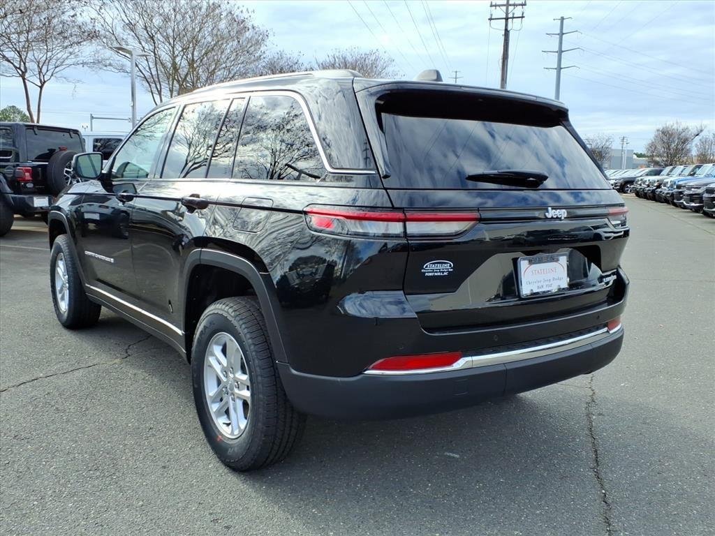 Used 2025 Diamond Black Crystal Pearlcoat Jeep Laredo image 16