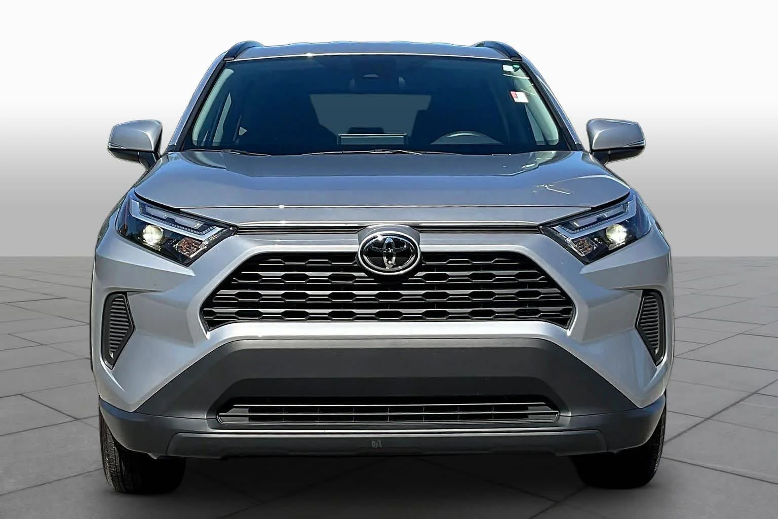 Used 2025 Silver Sky Metallic Toyota XLE image 4