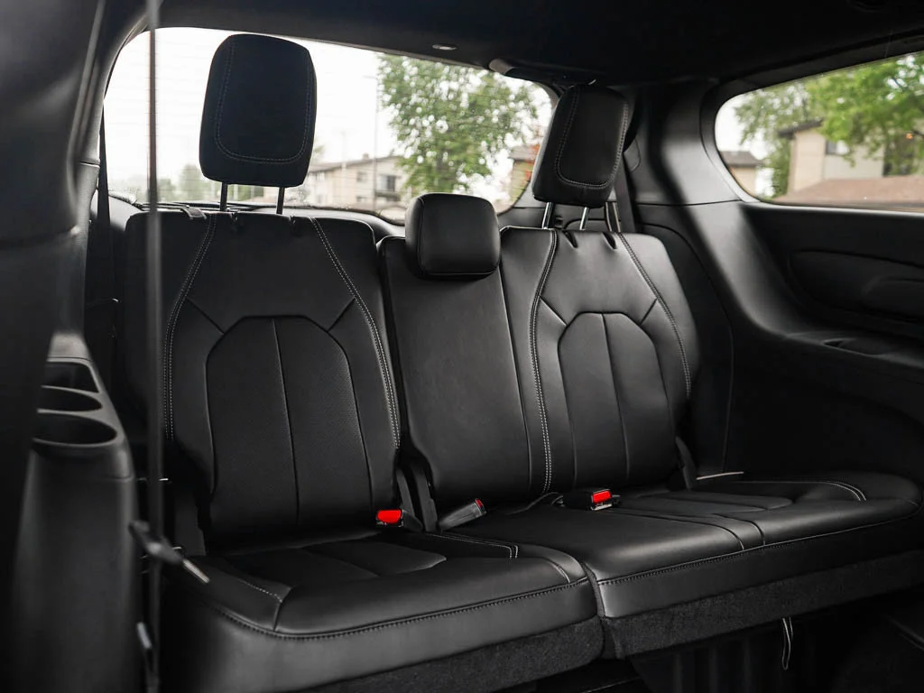 New 2026 Diamond Black Crystal Pearlcoat Chrysler Select image 12