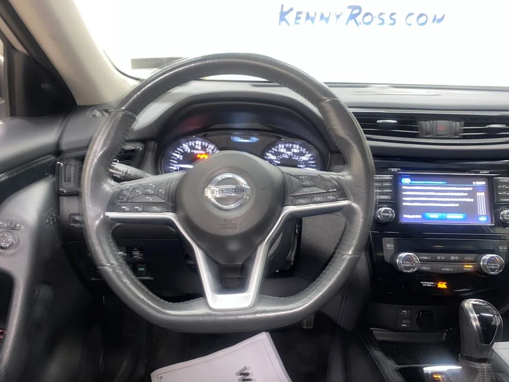 Used 2017 Silver Nissan SL image 26