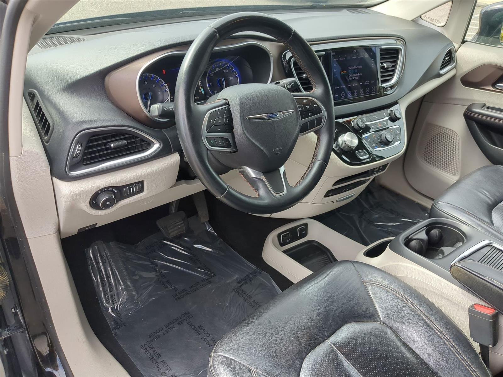Used 2018 Brilliant Black Crystal Pearlcoat Chrysler Touring L Plus image 15