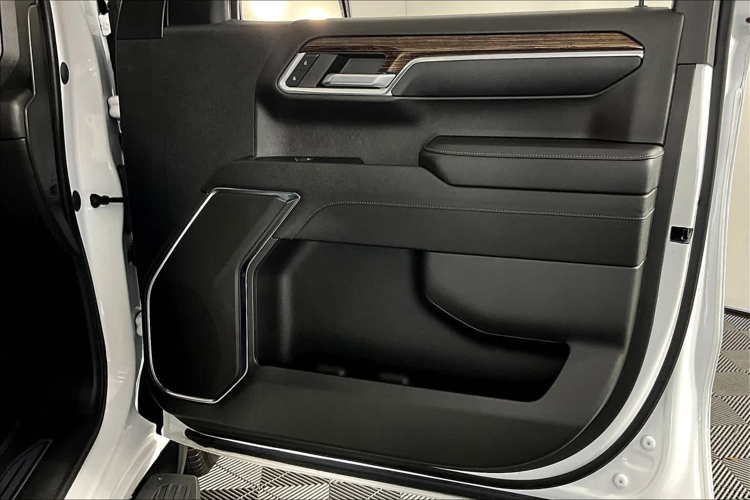 Used 2023 Summit White GMC SLE image 21