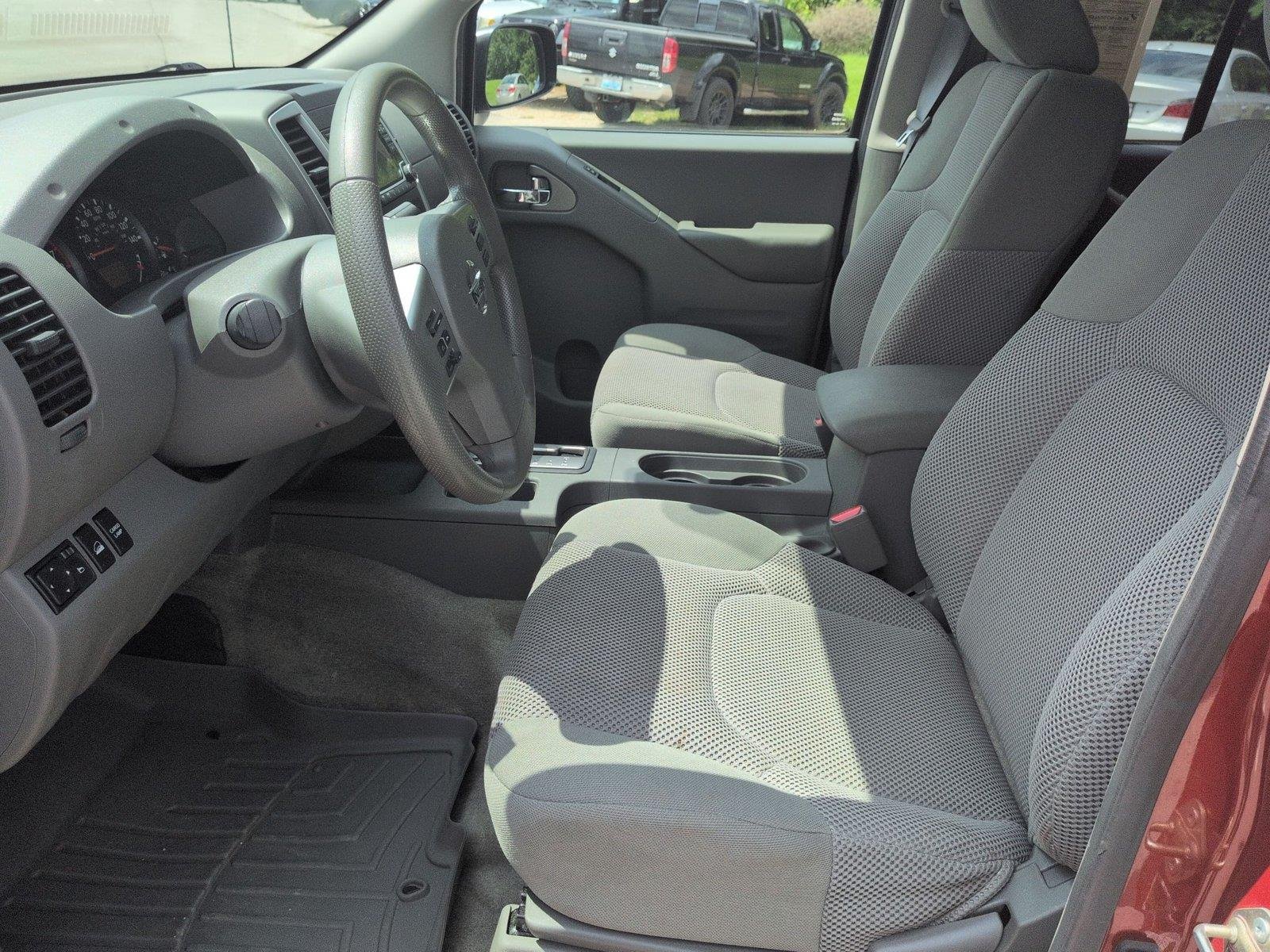 Used 2018 Lava Red Nissan SV V6 image 18