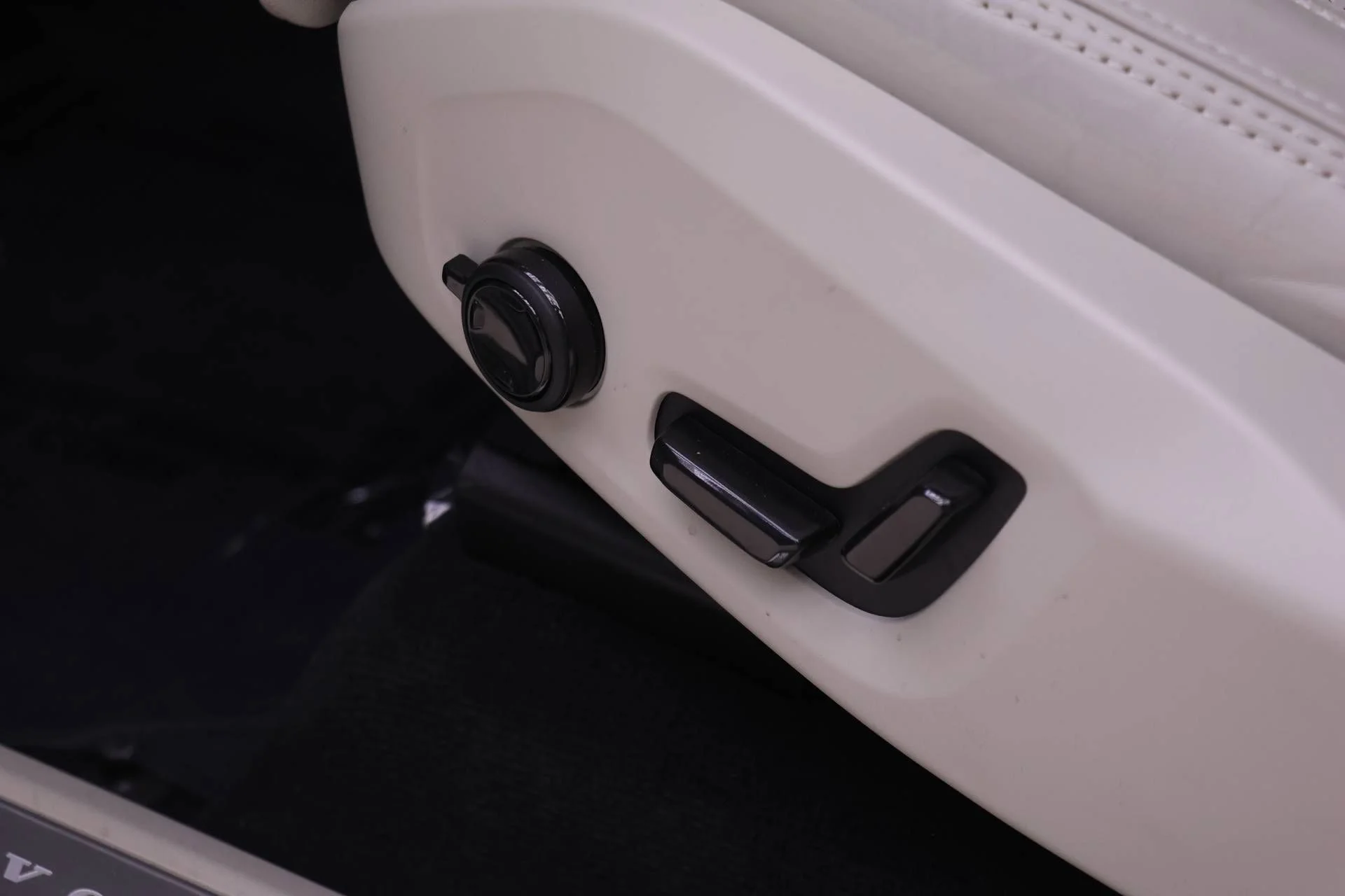 New 2026 White Volvo B6 Ultra image 21
