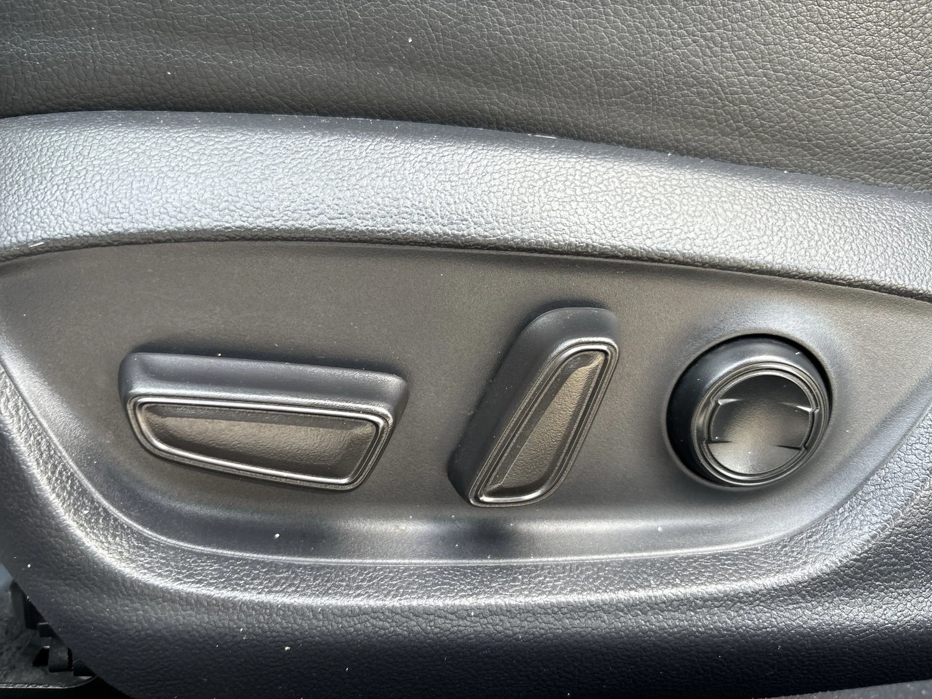 Used 2018 Pearl Toyota SE image 14