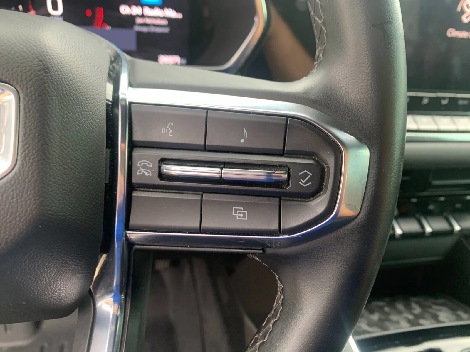 Used 2025 Sterling Metallic GMC Elevation image 27