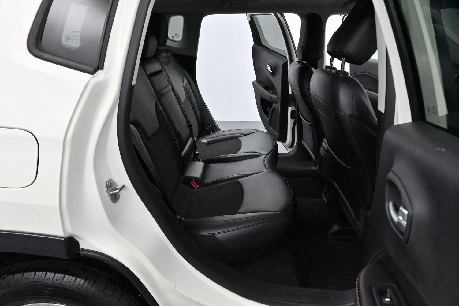 Used 2019 White Clearcoat Jeep Latitude image 29