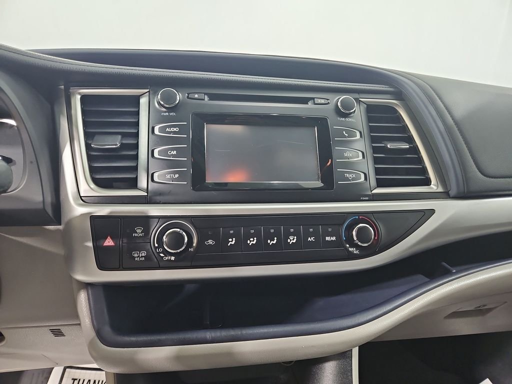 Used 2014 White Toyota LE image 19