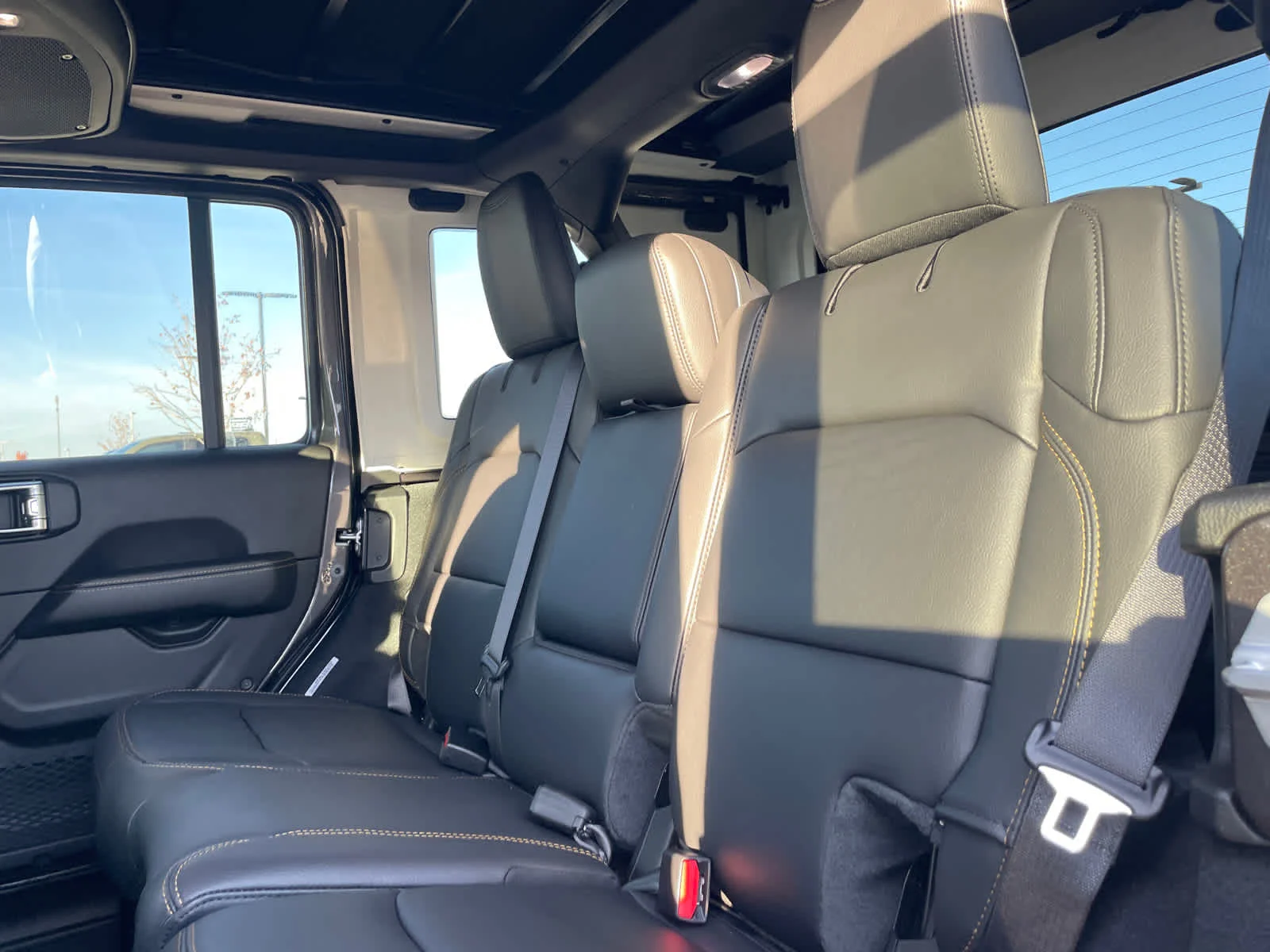 New 2026 Granite Crystal Metallic Clearcoat Jeep Sahara image 12