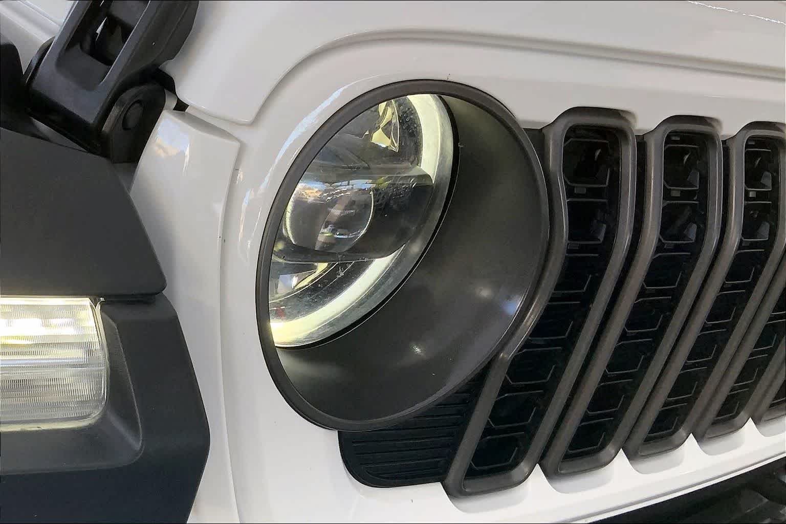 Used 2024 Bright White Clearcoat Jeep Rubicon image 28