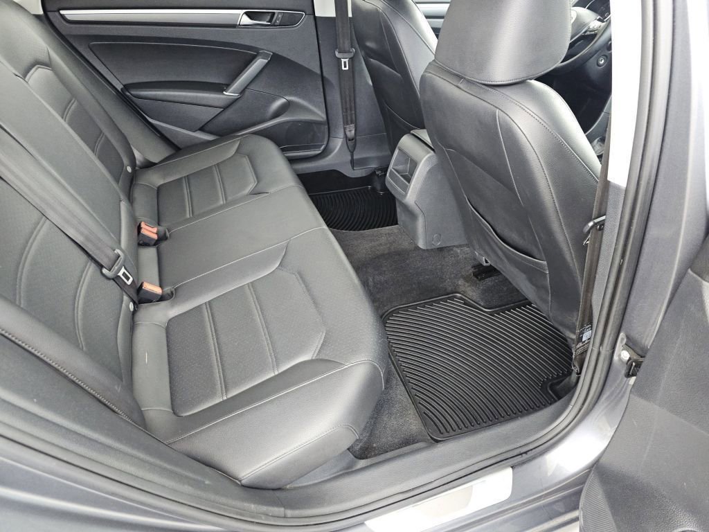 Used 2017 Platinum Gray Metallic Volkswagen R-Line w/Comfort Pkg image 5