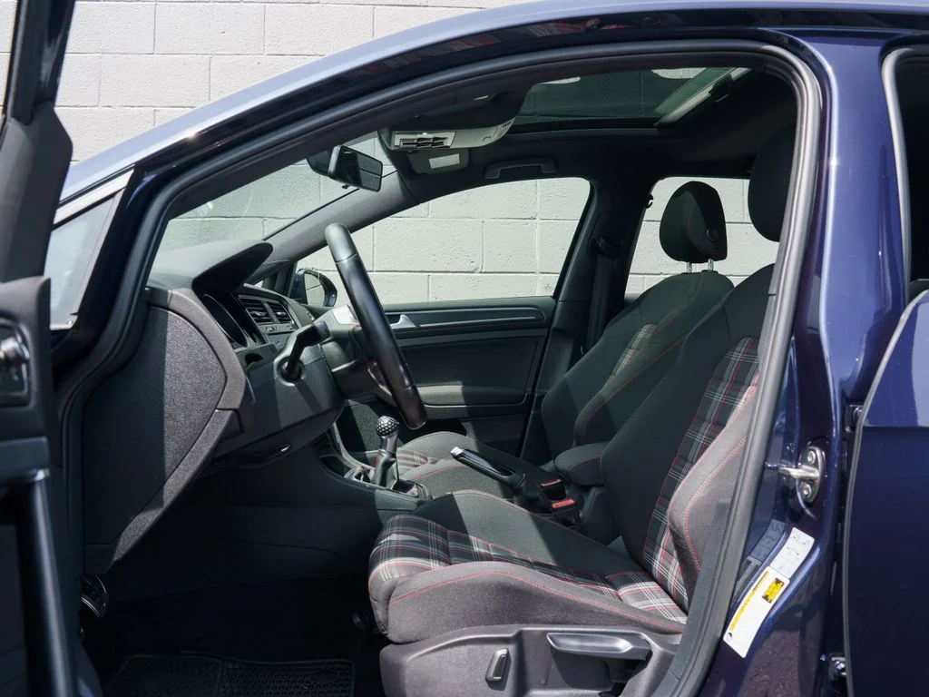 Used 2018 Blue Volkswagen 2.0T SE image 17