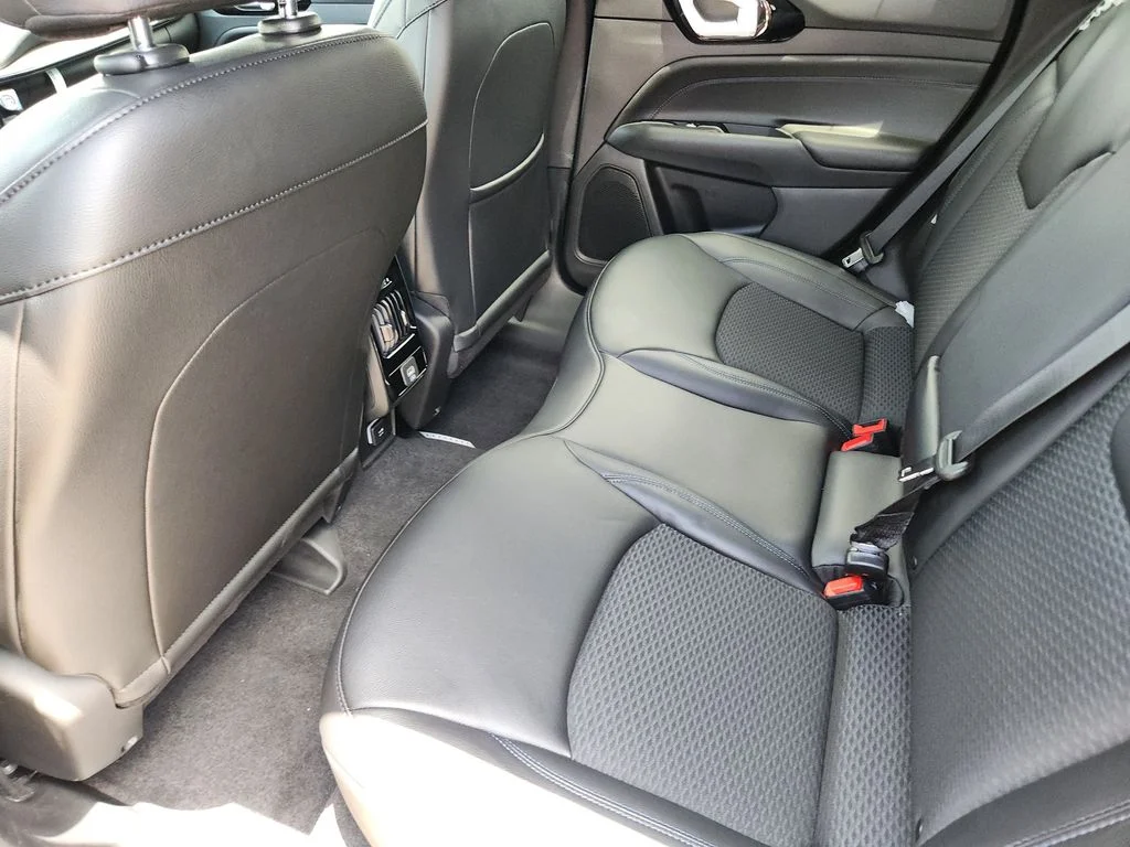 New 2026 Diamond Black Crystal Pearlcoat Jeep Latitude image 20