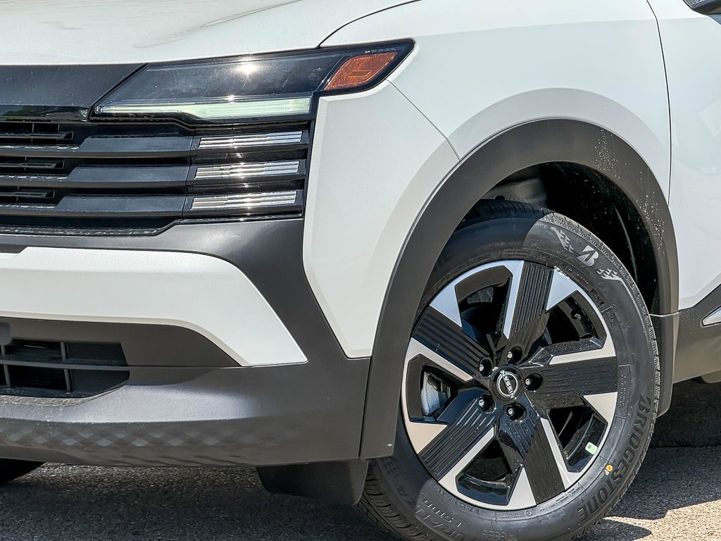 New 2026 Aspen White Tricoat/Super Black Nissan SV image 3