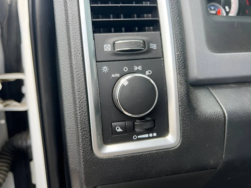 Used 2014 Bright White Clearcoat Ram SLT image 23