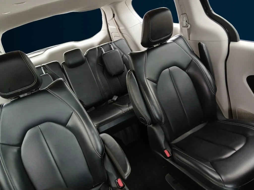 Used 2023 Black Chrysler Touring L image 18