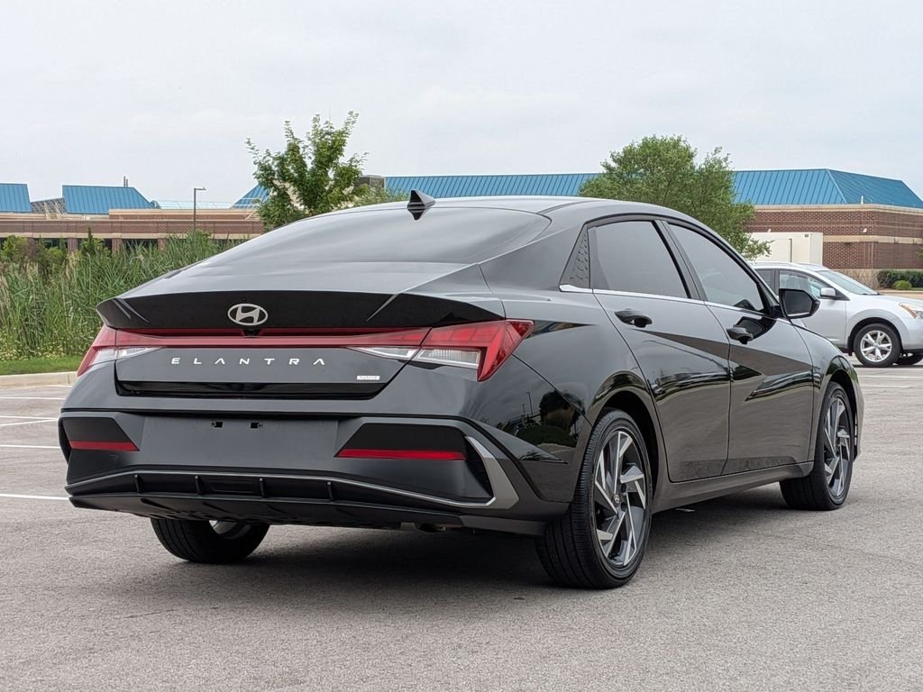 2025 Hyundai Elantra Limited - Photo 7