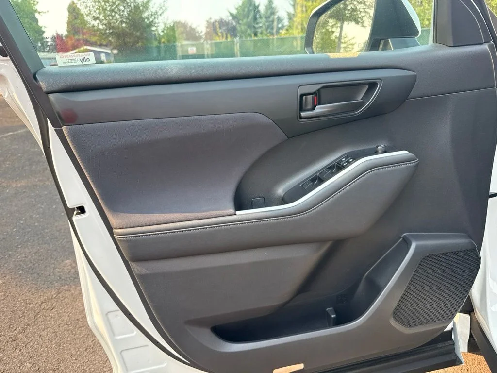 Used 2023 Pearl Toyota L image 16