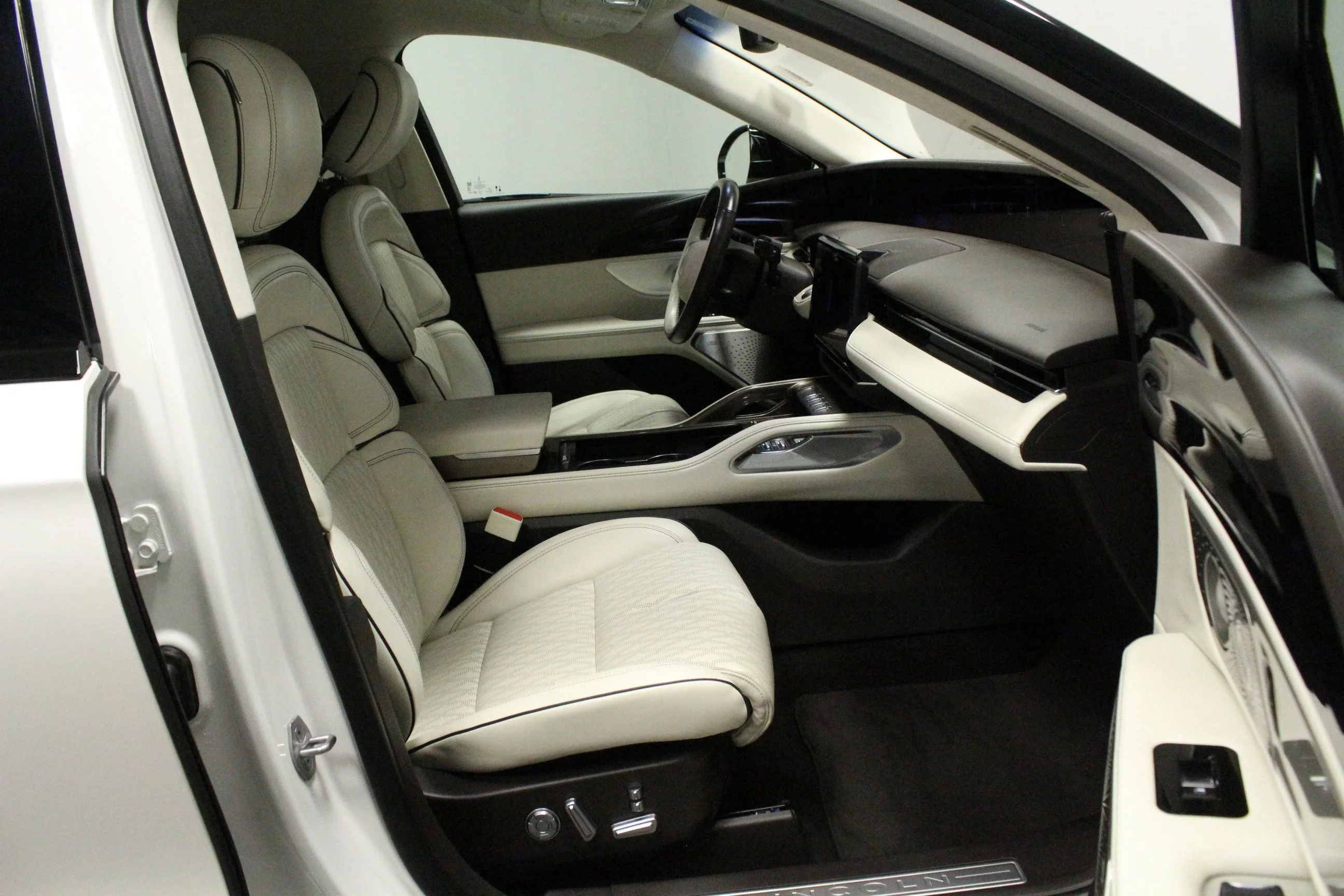 Used 2024 White Platinum Clearcoat Metallic Lincoln Black Label image 15