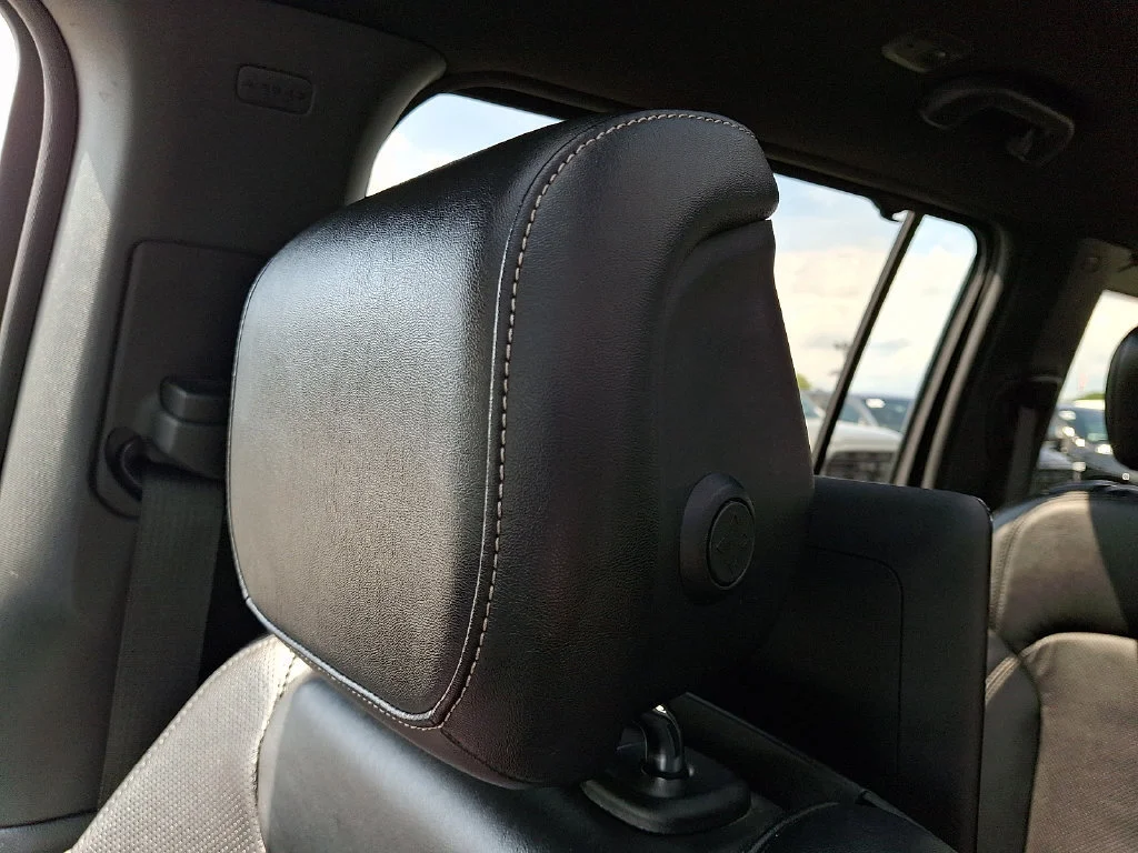 Used 2022 Diamond Black Crystal Pearlcoat Jeep Series II image 18