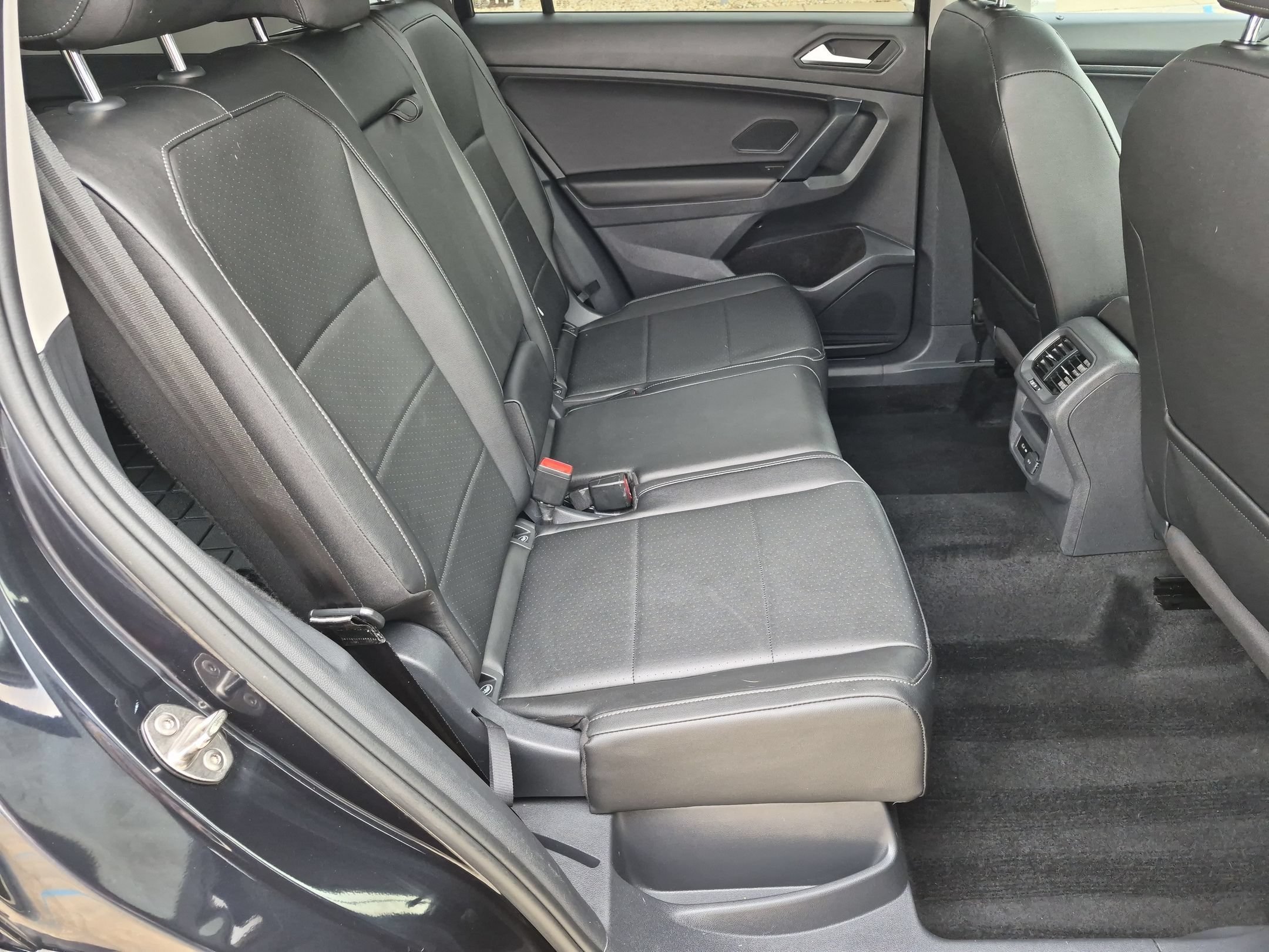 Used 2019 Deep Black Volkswagen SE image 29