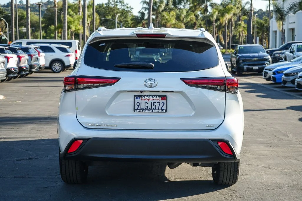 Used 2022 Beige Toyota XLE image 5
