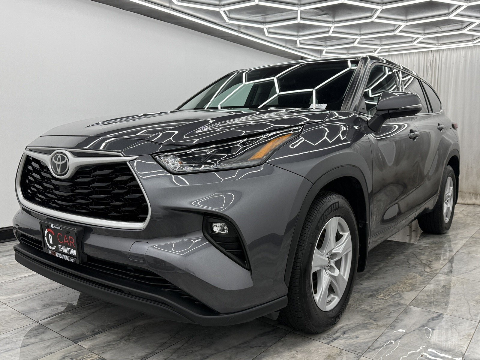2021 Toyota Highlander LE photo 3