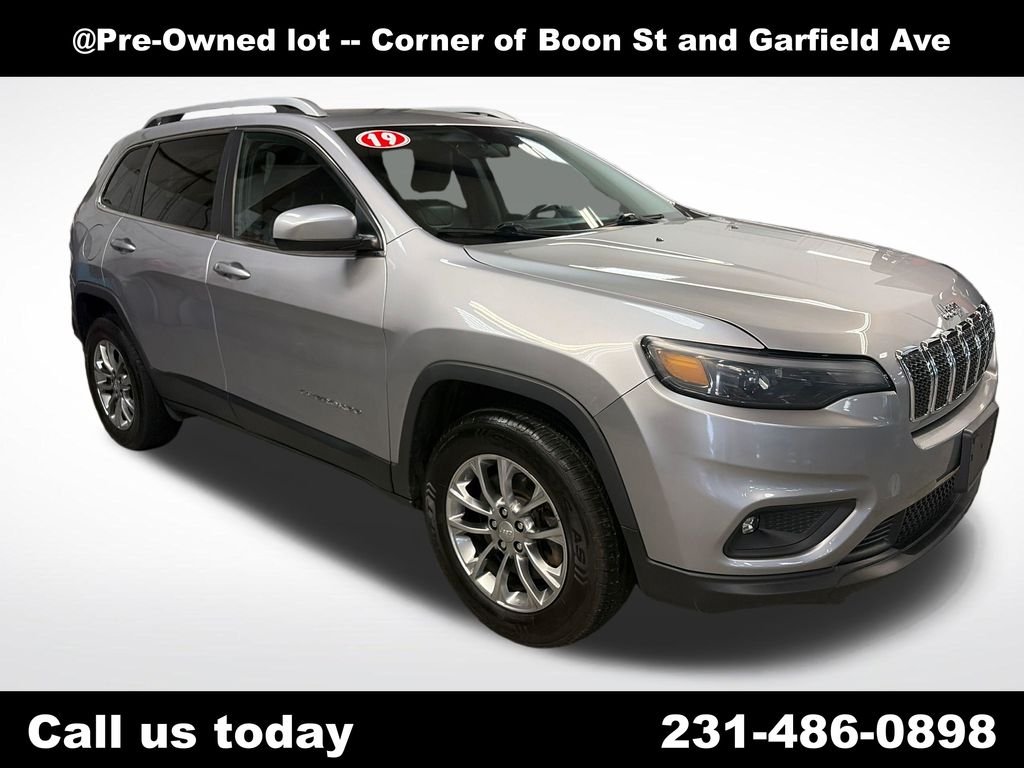 Used 2019 Silver Jeep Latitude Plus image 12