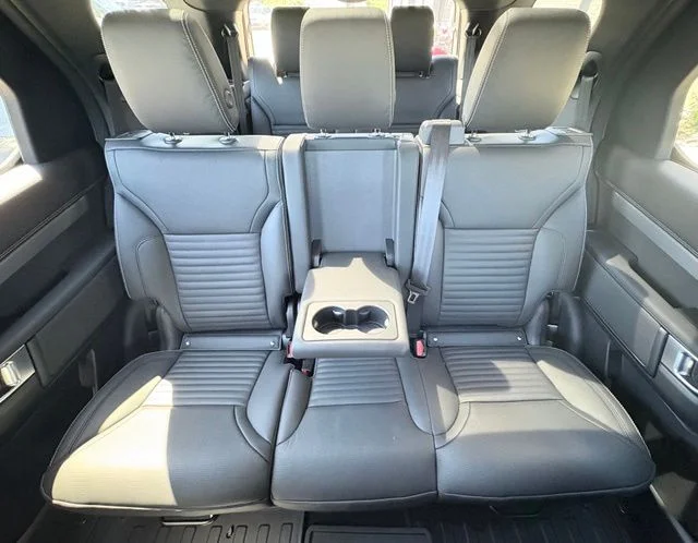 New 2026 Santorini Black Land Rover Dynamic SE image 38
