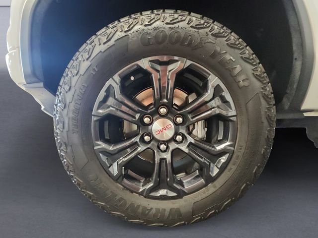 Used 2024 White GMC Elevation image 14
