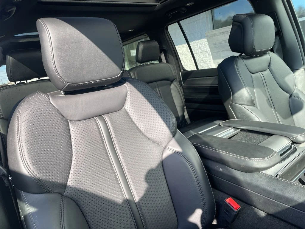 New 2026 Bright White Clear-Coat Exterior Paint Jeep Limited Altitude image 20