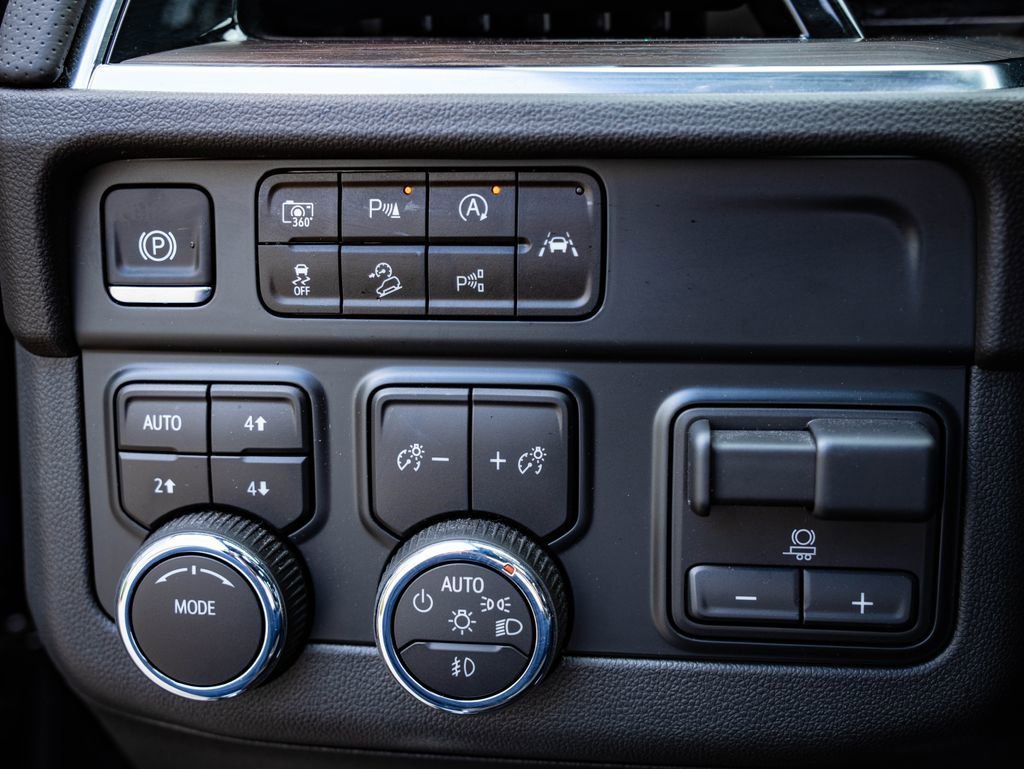 Used 2025 Black Chevrolet Premier image 29