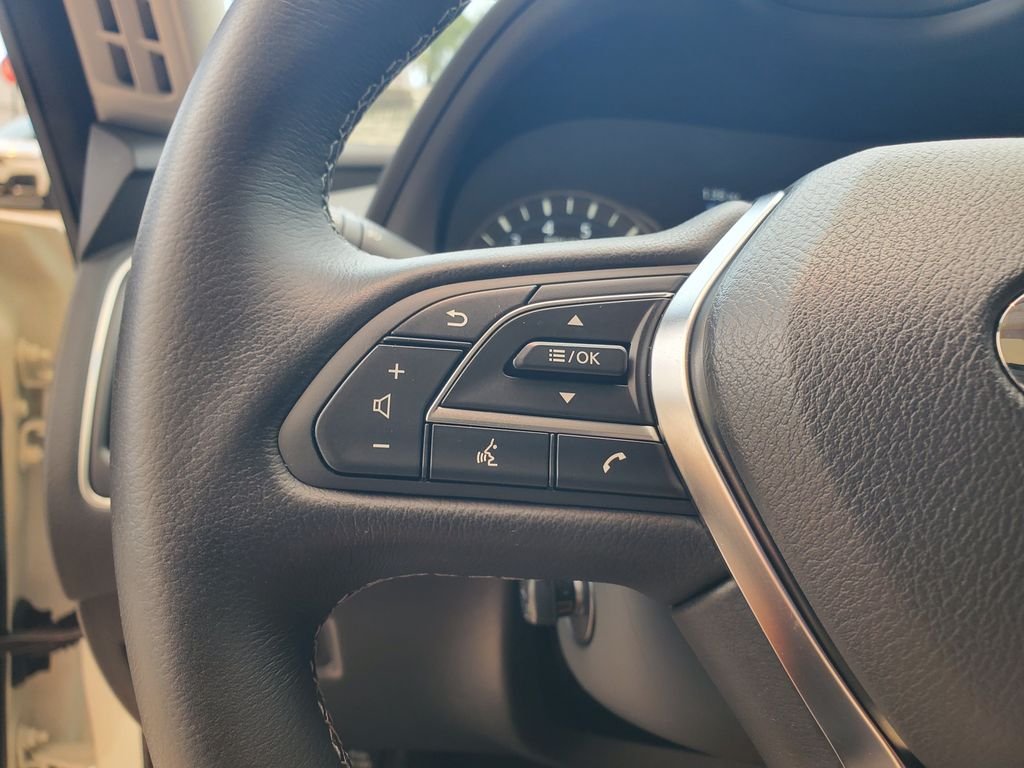 Used 2023 White INFINITI LUXE image 23