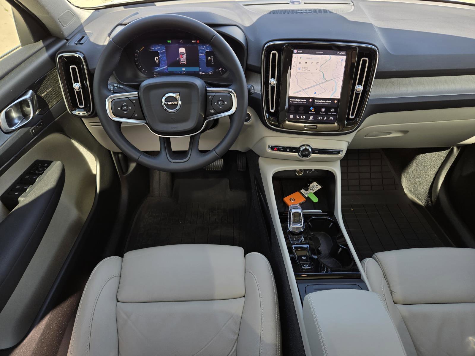 Used 2023 Crystal White Volvo Ultimate Bright Theme image 33