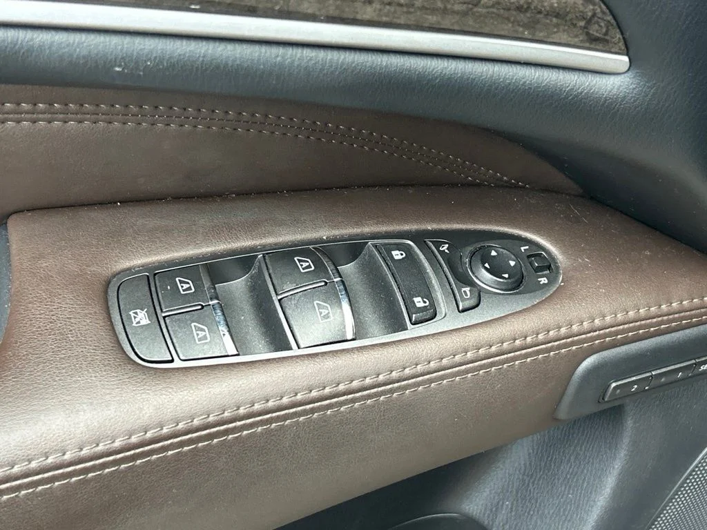 Used 2015 Black Obsidian INFINITI Base image 19