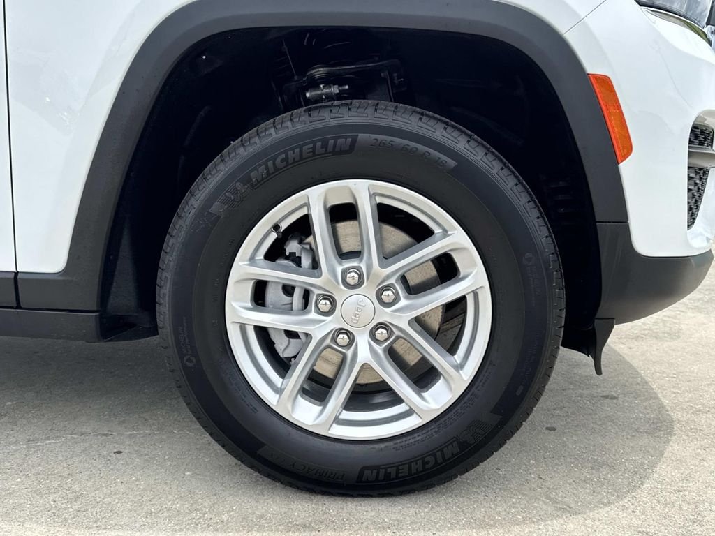 New 2026 Bright White Clear-Coat Exterior Paint Jeep Laredo X image 17