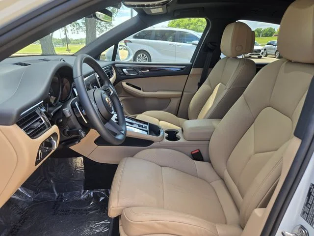 2025 Porsche Macan T - Photo 9